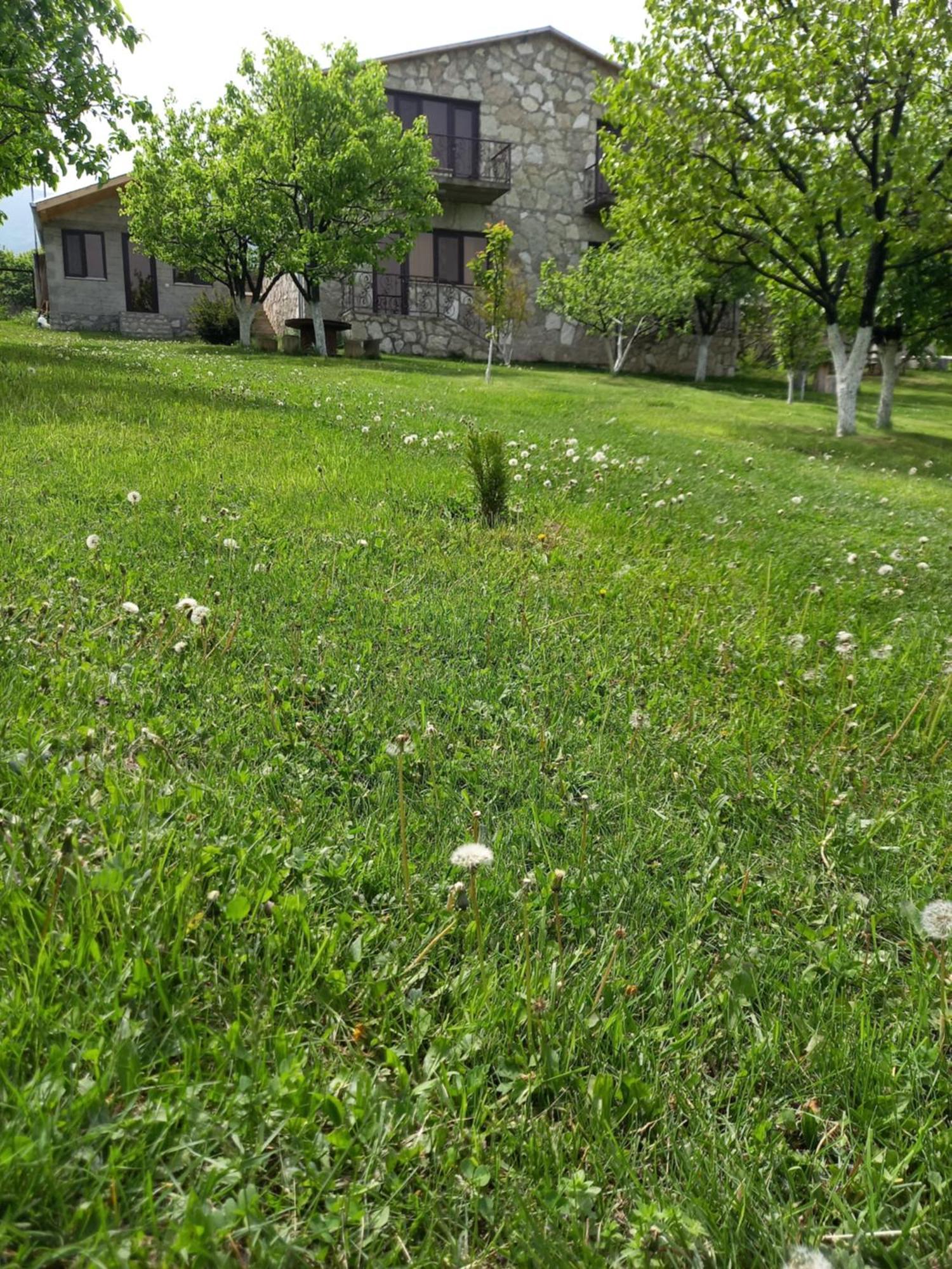 Guest House Ijevan's Garden Buitenkant foto
